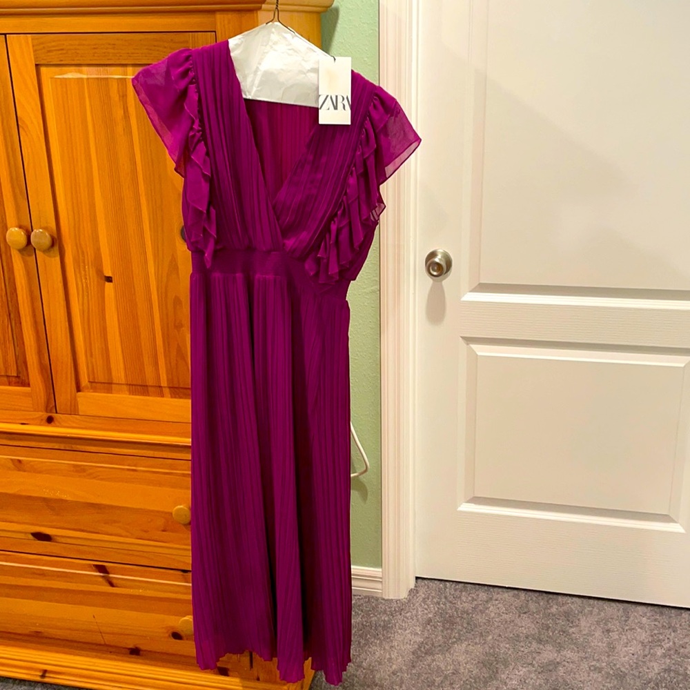 Zara, never worn, PLEATED RUFFLED DRESS
PURPLE.